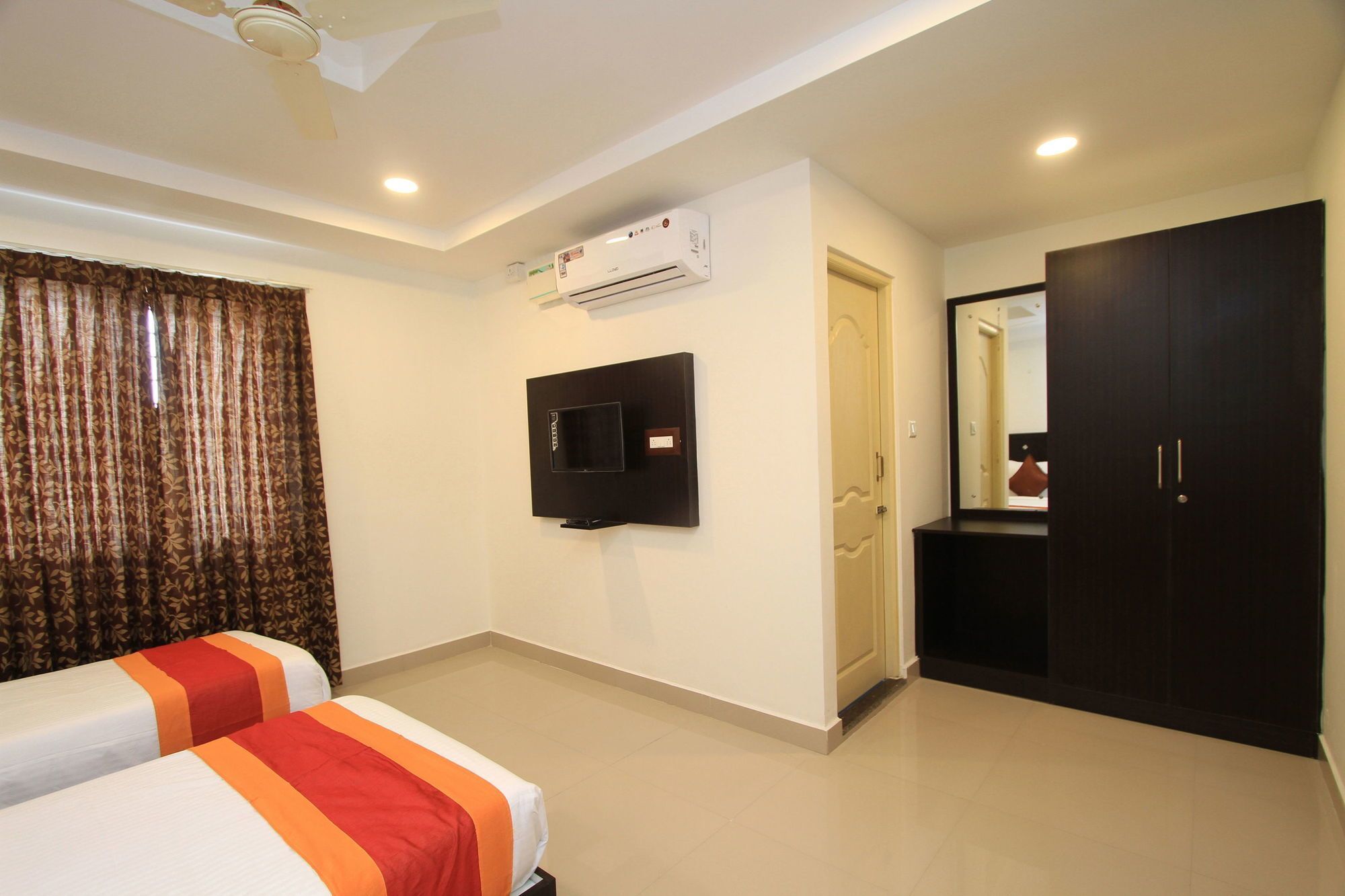 Hotel Oyo 4733 Champion Residency Bangalore Esterno foto